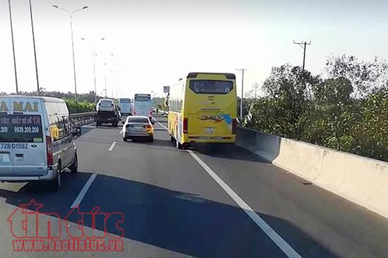 Vượt phải ở làn dừng xe khẩn cấp trên đường cao tốc bị phạt thế nào? ảnh 1